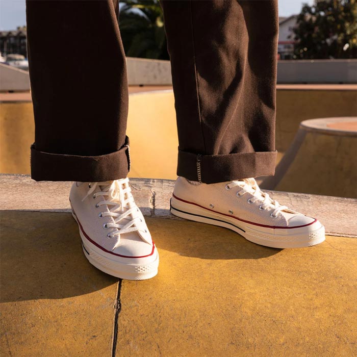 Giày Converse kem có gì cuốn hút mà tín đồ sneaker khó lòng bỏ qua?