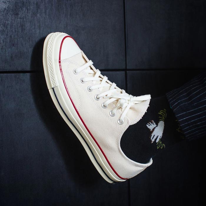 Giày Converse kem có gì cuốn hút mà tín đồ sneaker khó lòng bỏ qua?