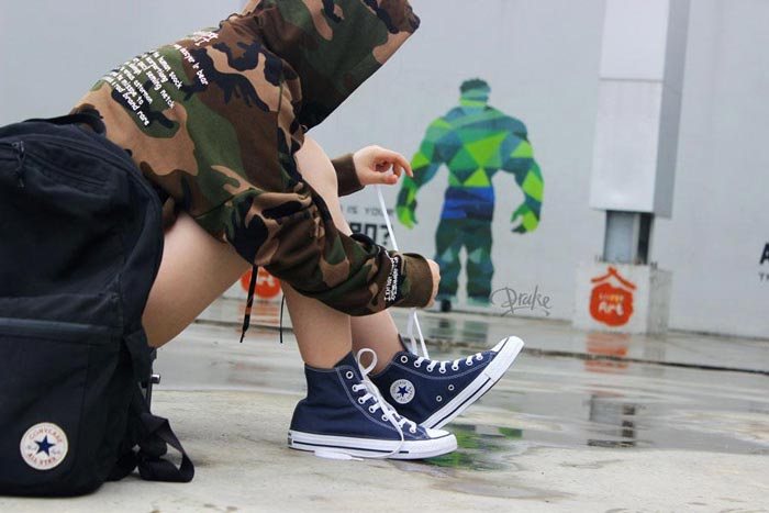 Gợi ý những set đồ cực sành điệu với giày Converse xanh navy