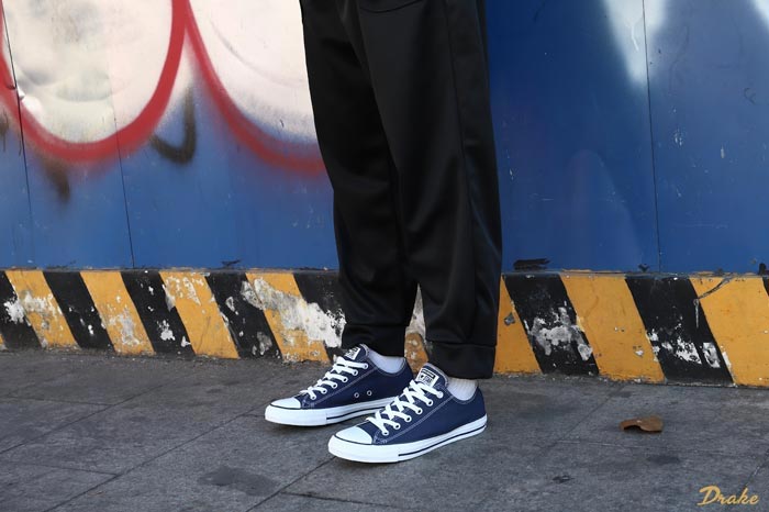 Gợi ý những set đồ cực sành điệu với giày Converse xanh navy