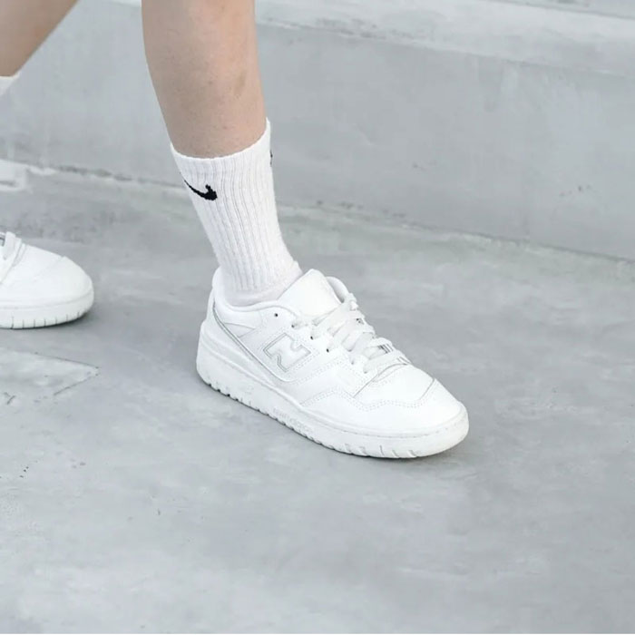 Khám phá vẻ đẹp vượt thời gian của giày New Balance trắng 