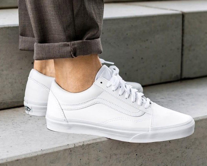 Tạo cái nhìn ấn tượng cùng giày sneaker trắng Vans Old Skool classic
