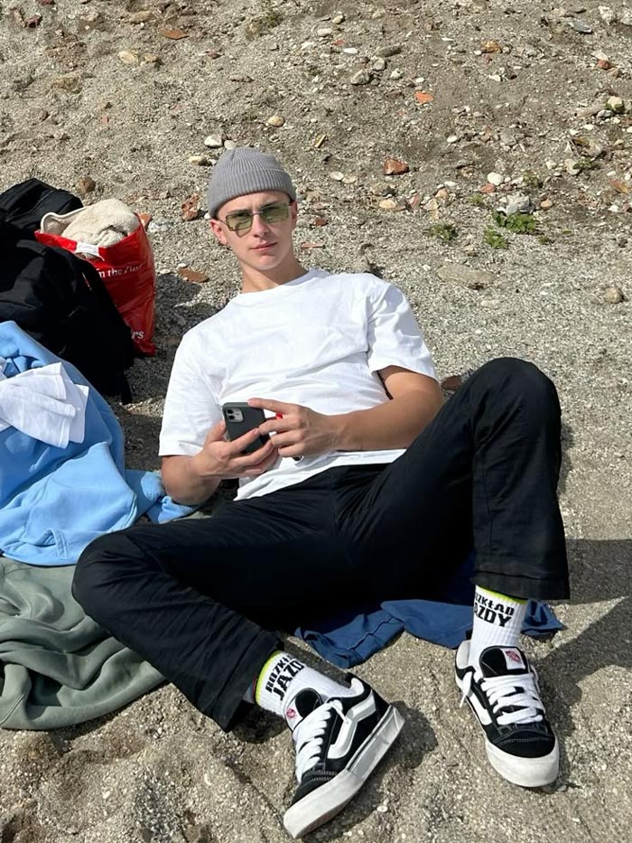 Giày Vans Knu Skool phối đồ với công thức chuẩn streetstyle