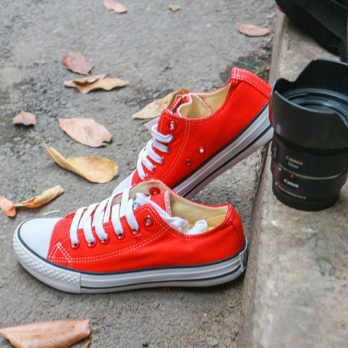 Nổi bật xuống phố cùng giày Converse đỏ cổ thấp cho ngày dài đầy hứng khởi