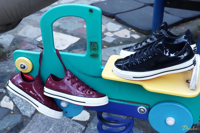 Nổi bật xuống phố cùng giày Converse đỏ cổ thấp cho ngày dài đầy hứng khởi