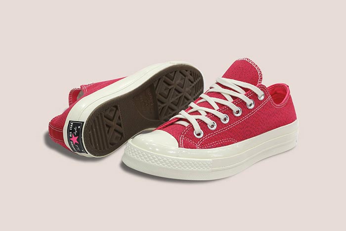 Nổi bật xuống phố cùng giày Converse đỏ cổ thấp cho ngày dài đầy hứng khởi