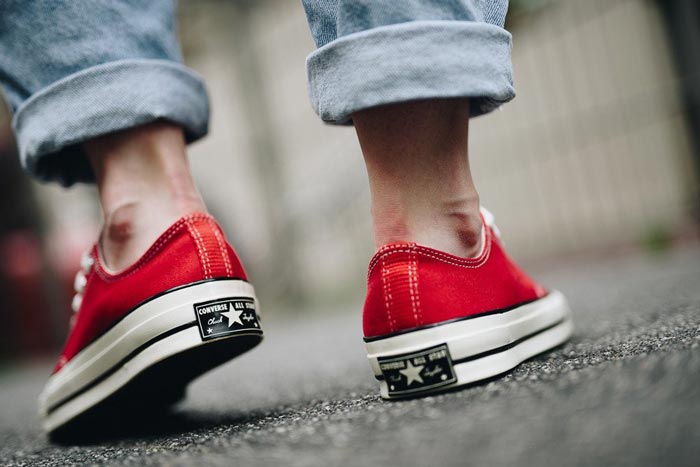 Nổi bật xuống phố cùng giày Converse đỏ cổ thấp cho ngày dài đầy hứng khởi
