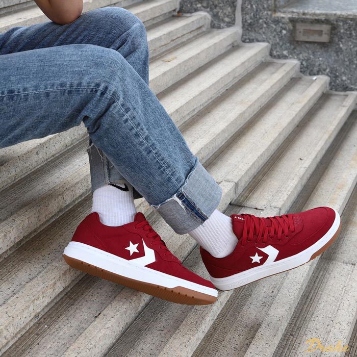 Nổi bật xuống phố cùng giày Converse đỏ cổ thấp cho ngày dài đầy hứng khởi