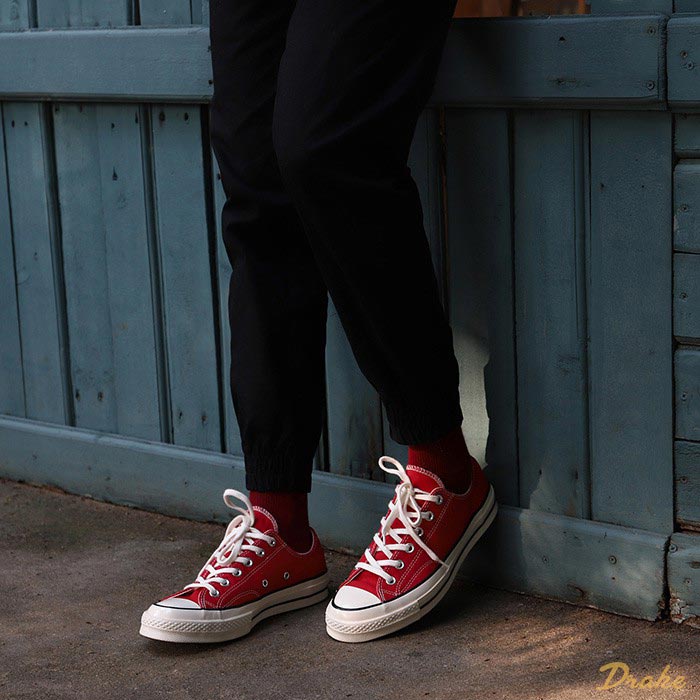 Nổi bật xuống phố cùng giày Converse đỏ cổ thấp cho ngày dài đầy hứng khởi
