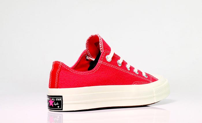 Nổi bật xuống phố cùng giày Converse đỏ cổ thấp cho ngày dài đầy hứng khởi