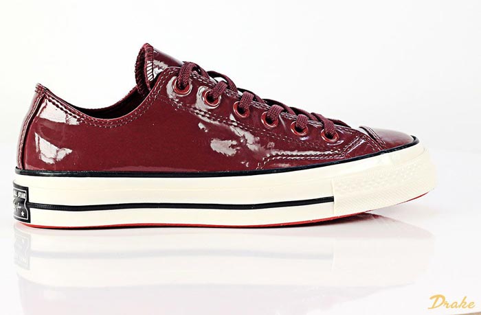 Nổi bật xuống phố cùng giày Converse đỏ cổ thấp cho ngày dài đầy hứng khởi