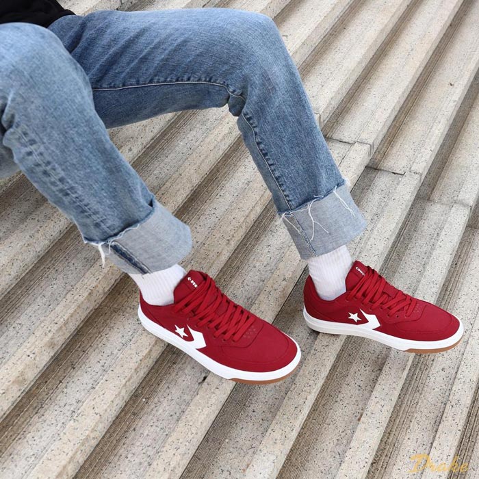 Nổi bật xuống phố cùng giày Converse đỏ cổ thấp cho ngày dài đầy hứng khởi