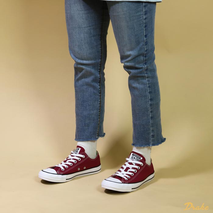 Giày Converse đỏ - Nổi bật hơn với phong cách tối giản