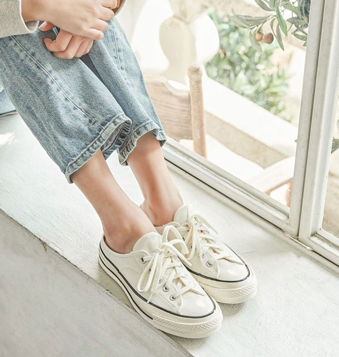 Xuống phố tự tin cùng giày Converse nữ đạp gót