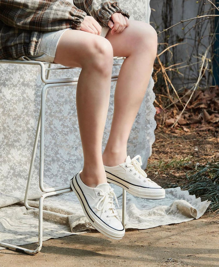 Xuống phố tự tin cùng giày Converse nữ đạp gót