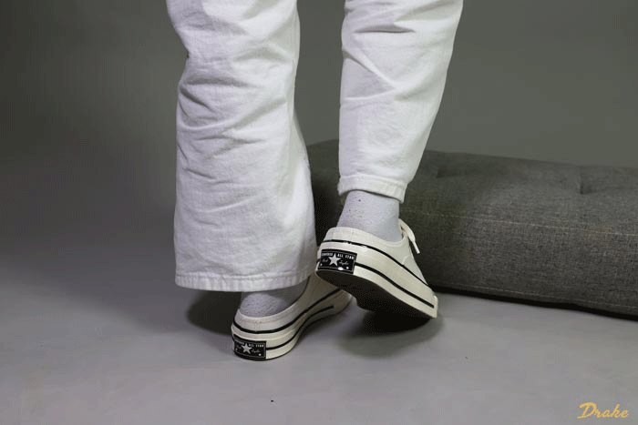 Xuống phố tự tin cùng giày Converse nữ đạp gót