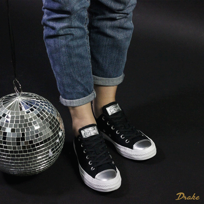 Hoá thân thành cô nàng “trendy” với giày Converse nữ cổ thấp màu đen