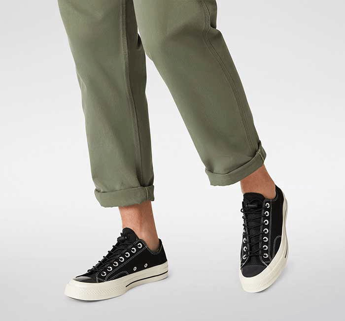 Hoá thân thành cô nàng “trendy” với giày Converse nữ cổ thấp màu đen