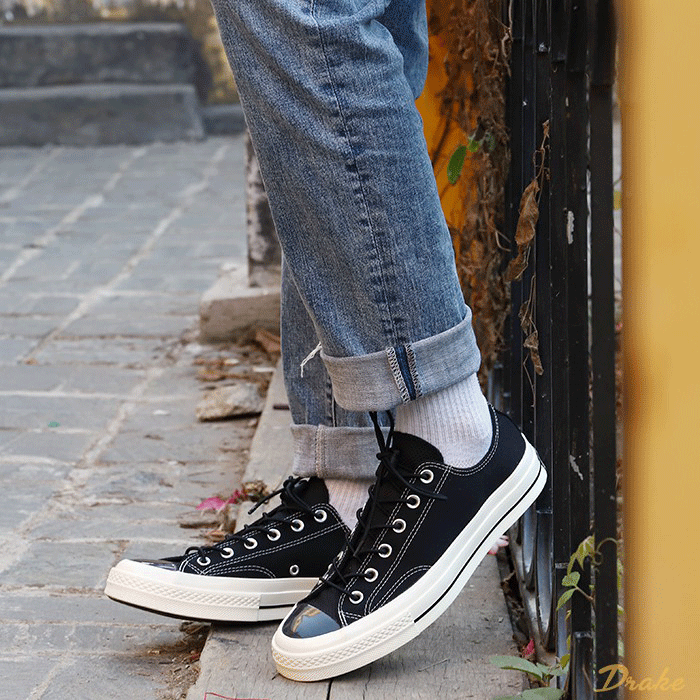 Hoá thân thành cô nàng “trendy” với giày Converse nữ cổ thấp màu đen
