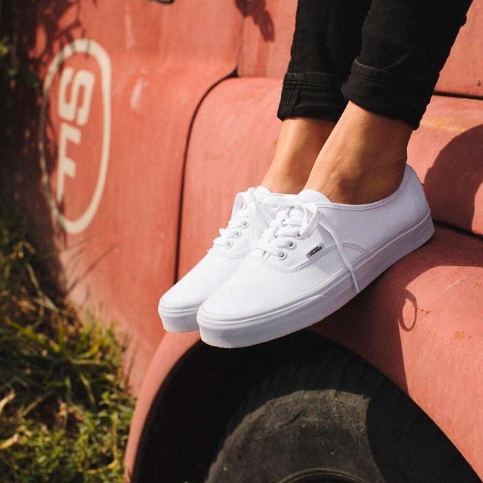 Vén màn bí mật những đôi giày Vans Authentic màu trắng được săn đón