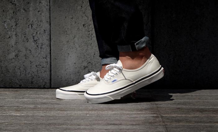 Vén màn bí mật những đôi giày Vans Authentic màu trắng được săn đón