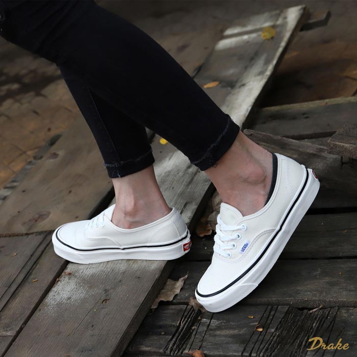 Vén màn bí mật những đôi giày Vans Authentic màu trắng được săn đón