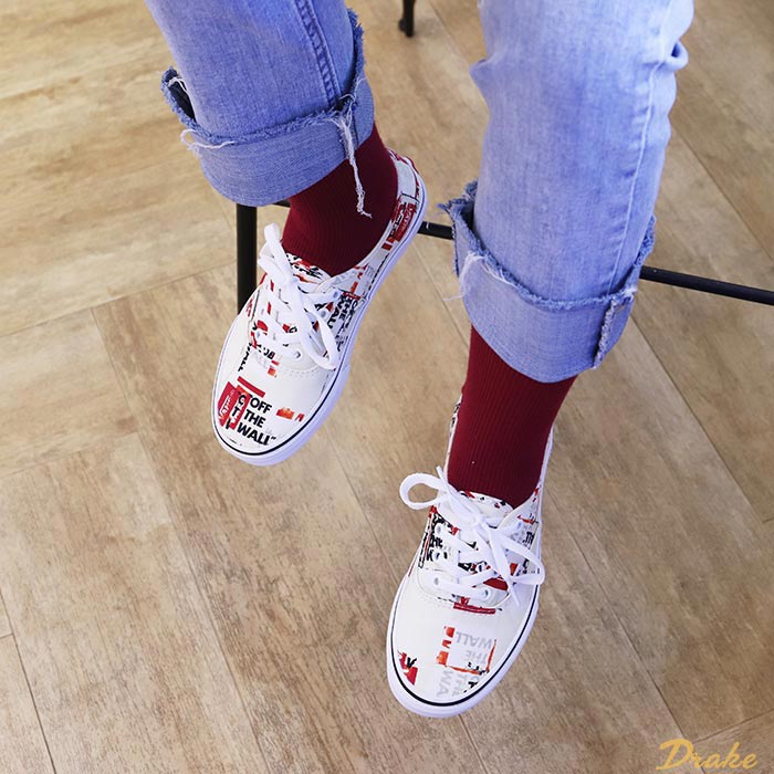 Vén màn bí mật những đôi giày Vans Authentic màu trắng được săn đón