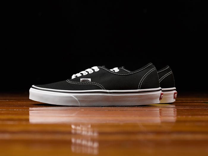 Vẻ đẹp đắt giá ẩn mình sau những đôi giày Vans Authentic nam