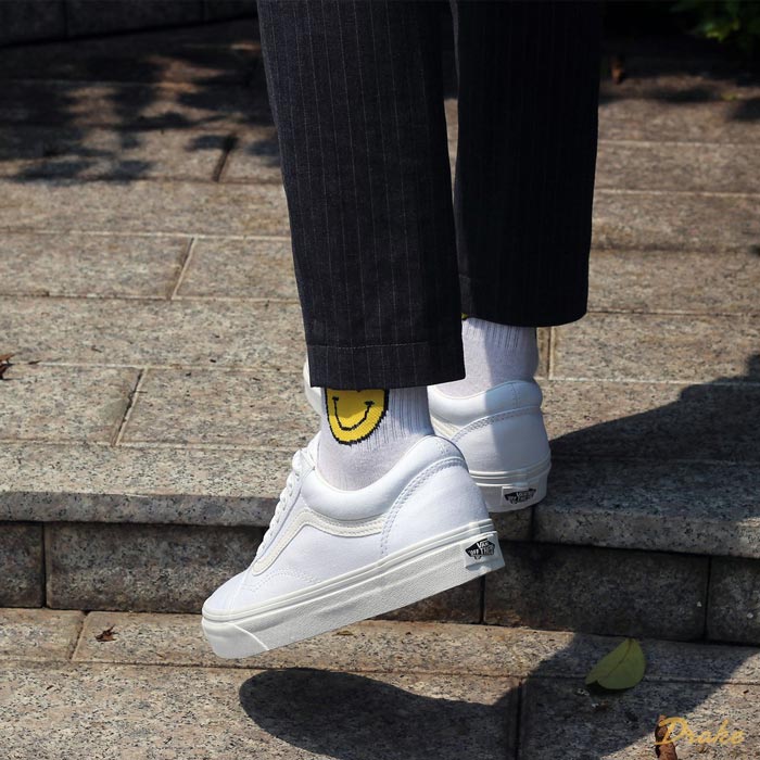 Khám phá những đôi giày Vans Old Skool all white được giới trẻ "săn đón"