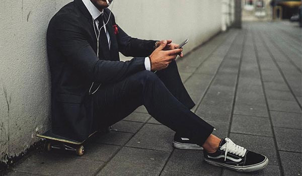 How to wear white sneakers with a suit – SIX21