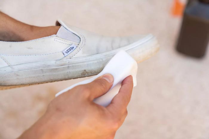 Cách khắc phục giày vans trắng bị ố vàng sau khi giặt 