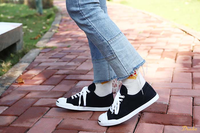 Khám phá những mẫu giày Converse đen cổ thấp chưa bao giờ hết hot