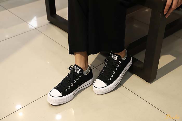 Khám phá những mẫu giày Converse đen cổ thấp chưa bao giờ hết hot