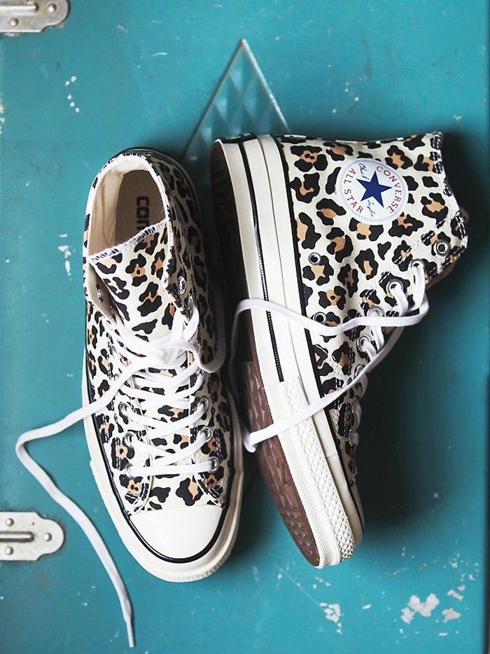 Những mẫu giày Converse nữ hoa văn đẹp không lối thoát