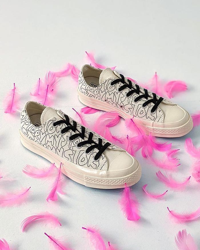 Những mẫu giày Converse nữ hoa văn đẹp không lối thoát