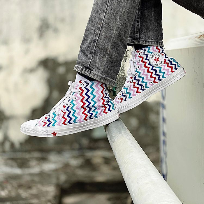 Đến với bản phối đa sắc của những đôi giày Converse nhiều màu