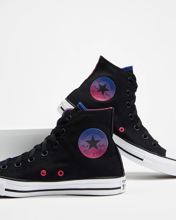 Đến với bản phối đa sắc của những đôi giày Converse nhiều màu