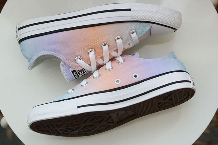 Đến với bản phối đa sắc của những đôi giày Converse nhiều màu