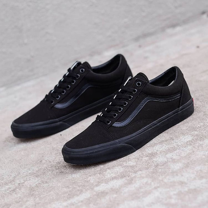 Giày Vans Classic đen – Thiết kế All Black tạo nên cá tính mạnh mẽ