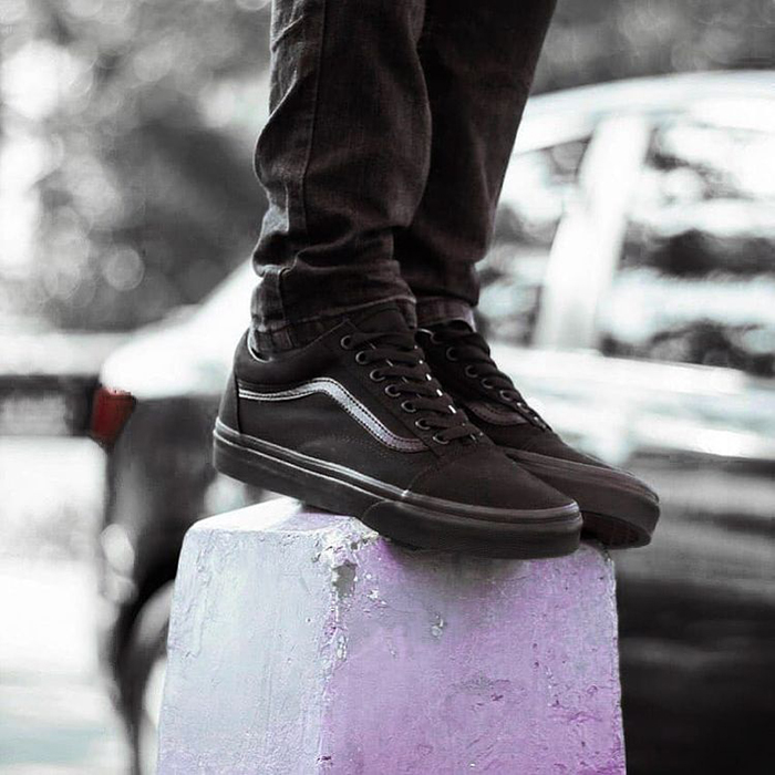 Giày Vans Classic đen – Thiết kế All Black tạo nên cá tính mạnh mẽ