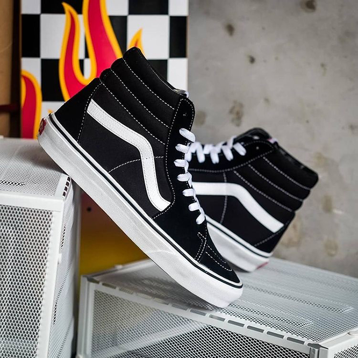 Cùng giày Vans nam cổ cao ấn định phong cách và cá tính thời trang