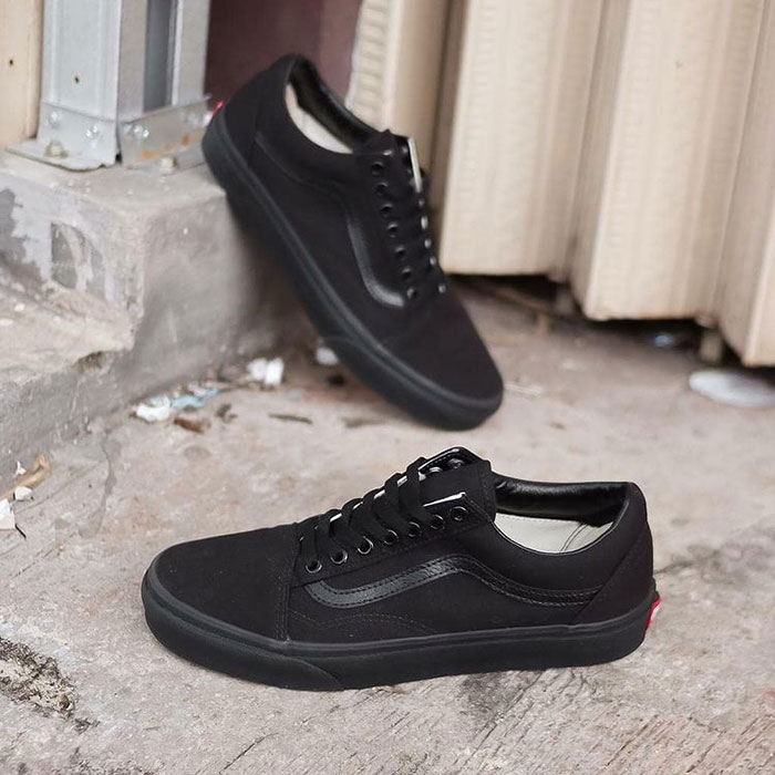 Lựa chọn mẫu giày Vans Old Skool All Black mang đầy cá tính thời trang