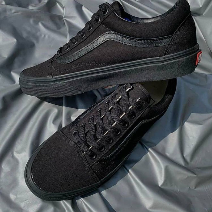 Lựa chọn mẫu giày Vans Old Skool All Black mang đầy cá tính thời trang
