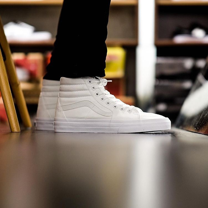 Làm bật tông outfit với loạt giày Vans trắng cổ cao