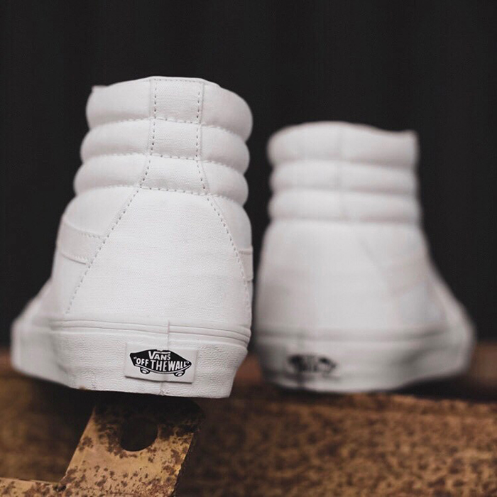 Làm bật tông outfit với loạt giày Vans trắng cổ cao