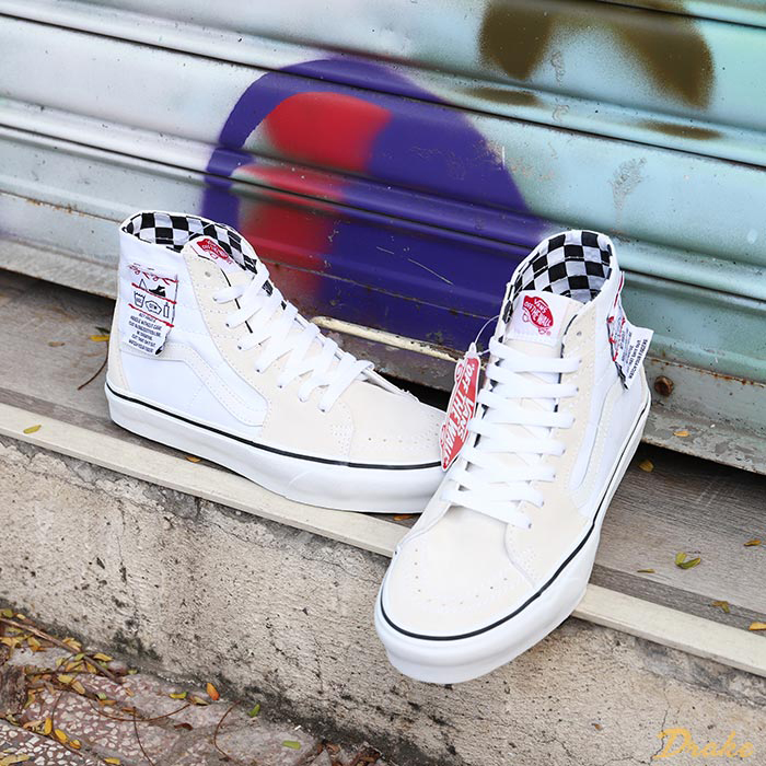 Làm bật tông outfit với loạt giày Vans trắng cổ cao