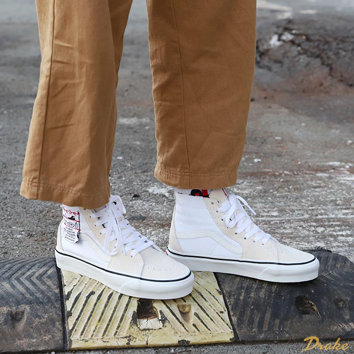 Làm bật tông outfit với loạt giày Vans trắng cổ cao