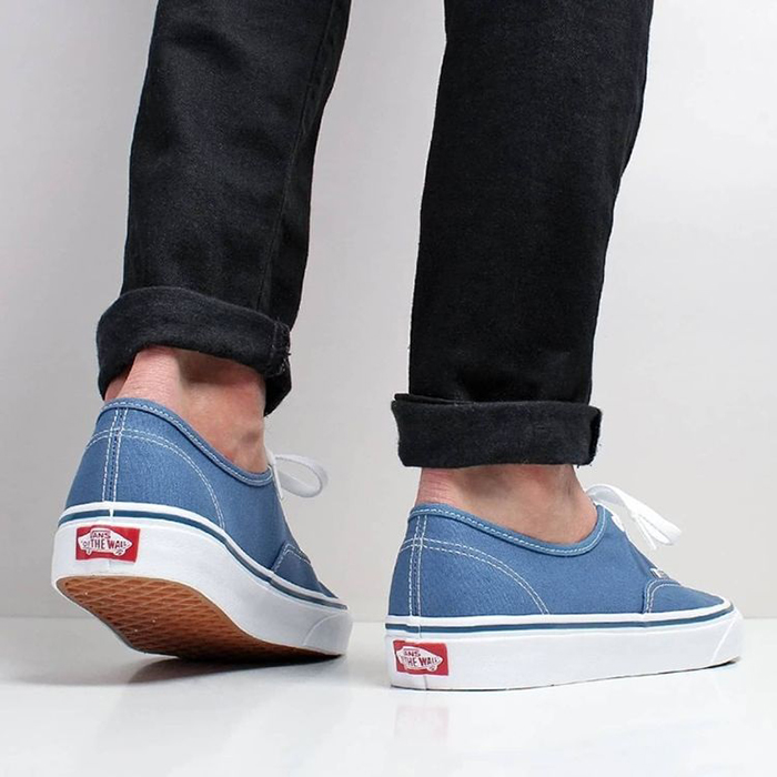 Bắt cận cảnh từng đường nét trong những mẫu giày Vans xanh Navy