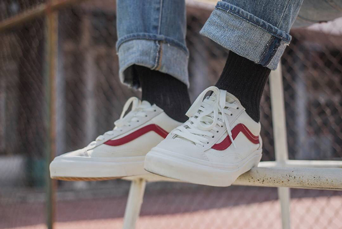 Giày Vans trắng sọc đỏ với điểm nhấn sidestripe thú vị