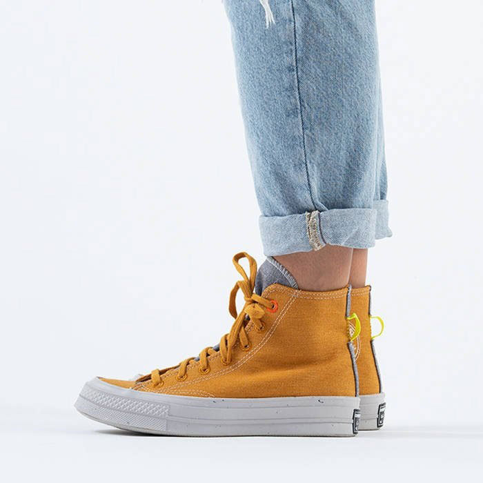 Giải mã những đôi giày Converse cổ cao hai màu độc đáo